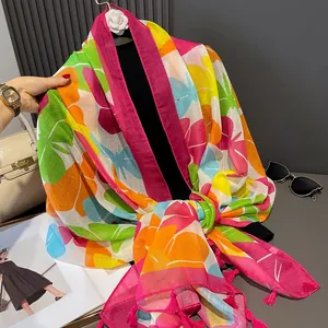 Châle léger à imprimé floral coloré avec des pompons élégants pour le printemps