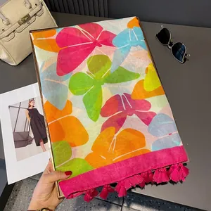 Écharpe à imprimé papillon coloré avec pompons roses pour accessoires de mode d'été