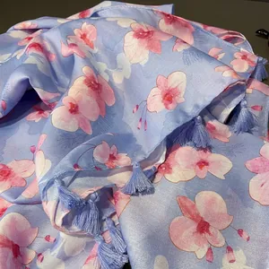 Écharpe en soie bleu clair avec orchidées roses et glands pour protection solaire
