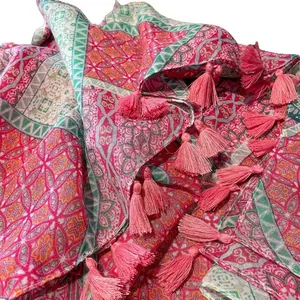 Écharpe bohème à motif géométrique, pompons roses et imprimé ethnique vert menthe