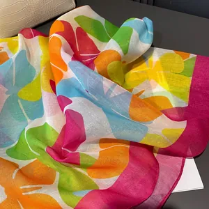 Écharpe colorée en fil de Bali avec imprimé floral abstrait et détails de glands
