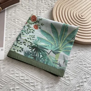 Leichtes quadratisches Seidentuch mit grünen Bananenblättern und Blumenmuster