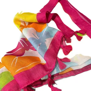 Écharpe légère à imprimé fleuri avec pompons roses en voile de Bali pour femmes