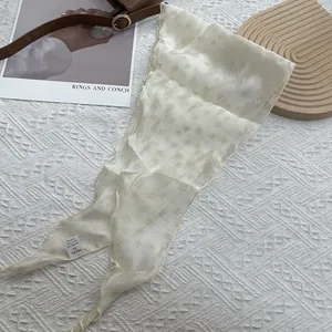 Foulard en mousseline beige à fleurs 3D sur fond matelassé blanc pour un style rétro chic