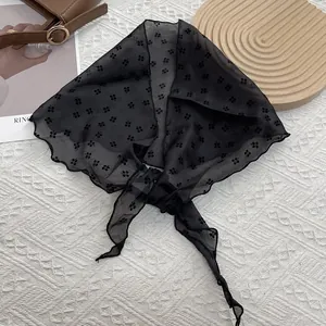 Vue détaillée du foulard triangle noir transparent avec motif de trèfle floqué