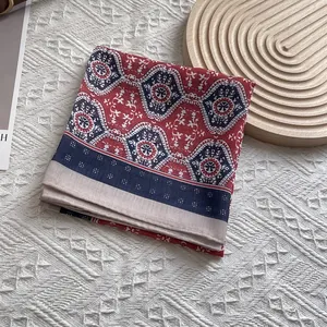 Detail eines Vintage-Blumenschals mit Rollsaum und ethnischem geometrischem Muster