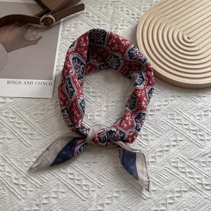 Nahaufnahme eines leichten Seidenschals mit Paisley-Muster und handgerollten Kanten