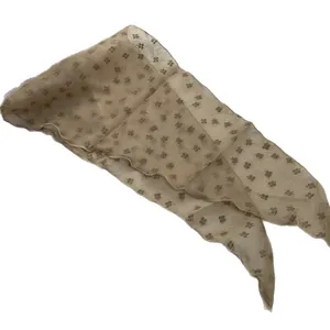 Foulard vintage en mousseline beige avec imprimé trèfle et texture légère et aérée