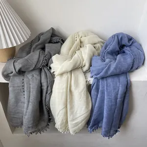 Écharpe longue en coton et lin avec bordure à pompons en gris, beige et bleu clair