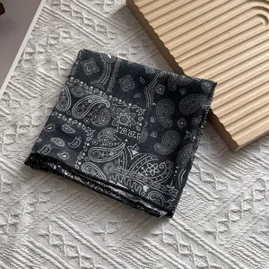 Foulard élégant noir et blanc en coton avec motif paisley et fleurs vintage pour femme