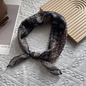Carré de soie rétro à motif paisley noir et marron noué sur fond en maille blanche