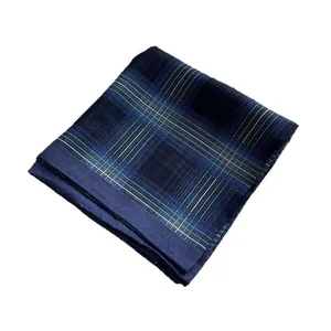 Plattiertes quadratisches Einstecktuch in Marineblau und Grün kariert mit Rollsaum