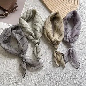 Vierteiliges Set aus Seidenschals mit eleganten, wellenförmigen Tie-Dye-Mustern