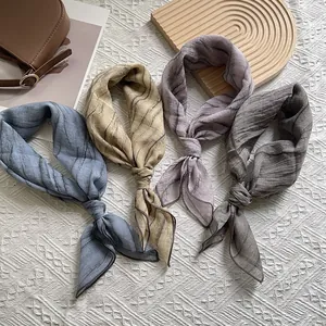 Detail von vier mehrfarbigen Batik-Seidenschals mit Marmor- und Holzmaserungsmuster