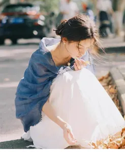 Détail du châle en coton bleu avec des bordures délicates en dentelle ajourée