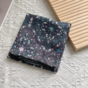 Dunkelgraues Baumwoll-Leinen-Viereckstuch mit Paisley-Blumenmuster auf Strickgrund