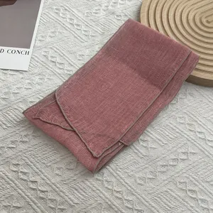 Λεπτομέρεια από λινό κασκόλ σε παλιό ροζ με υφή πλέγματος και λεπτές ραμμένες άκρες