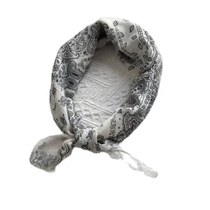 Carré de soie rétro à motif paisley avec détails en dentelle blanc crème
