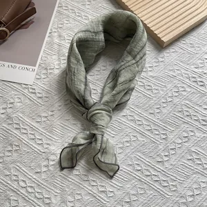 Detail eines hellgrünen Batik-Seidenschals mit Tintenmarmorierung und verstärktem Saum
