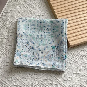 Detail des Paisley-Musters und der Leinentextur des hellblauen quadratischen Halstuchs