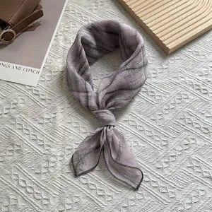 Detailansicht eines Krawatten-Batik-Seidenschals mit Marmortextur und Rollsaum