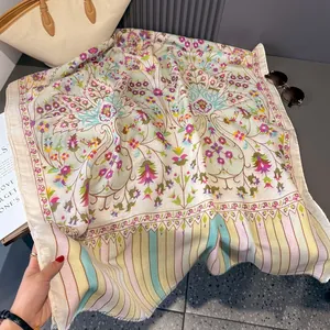 Sciarpa leggera in raso con strisce colorate ed eleganti motivi floreali