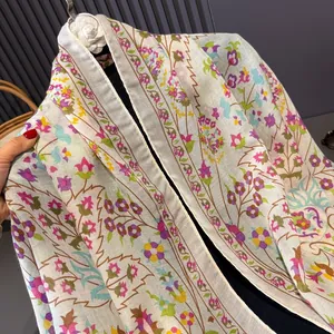 Sciarpa leggera in cotone satinato a fiori con stampe etniche e toni pastello