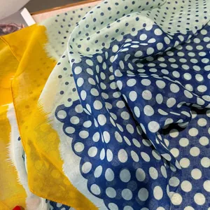 Châle protection UV d'été à pois bleu et jaune en tissu de soie léger et élégant