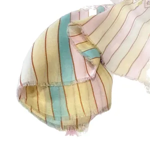 Sciarpa di cotone a righe pastello con frange in tonalità giallo e rosa chiaro