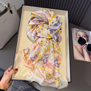Écharpe légère en lin imprimé floral avec motifs de feuilles et fines franges