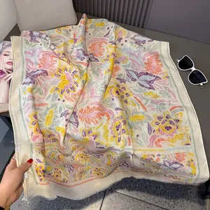 Écharpe bohème en coton et lin avec des franges douces et des motifs botaniques colorés