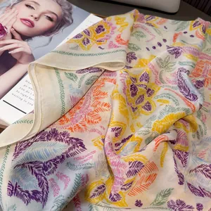 Écharpe longue légère en coton et lin style bohème avec châle à imprimé plumes