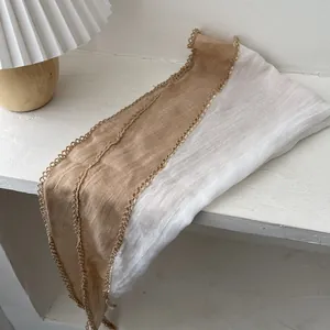 Foulard triangle en coton et lin bicolore avec bordure en dentelle ajourée et style rétro