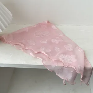 Rosa transparenter Schal mit Jacquard-Blumenmuster und Wellenkanten auf weißem Grund