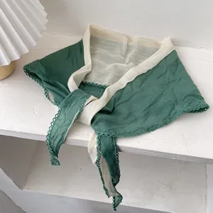 Détail de l'écharpe en coton et lin vert forêt et beige avec dentelle au crochet