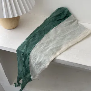 Détail de la bordure en dentelle crochetée et du tissu bicolore en coton et lin