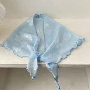 Hellblaues, transparentes Dreieckstuch mit weißem Blumenjacquard und feiner Paspelkante