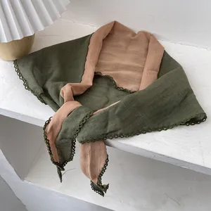 Détail de l'écharpe en lin vert olive et rose poudré avec bordure en dentelle crochet