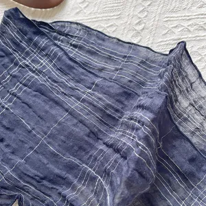Vue détaillée d'un foulard en lin bleu marine avec rayures argentées et jacquard