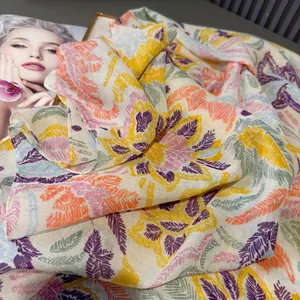 Gros plan sur le tissu léger du foulard aux motifs floraux et texture douce
