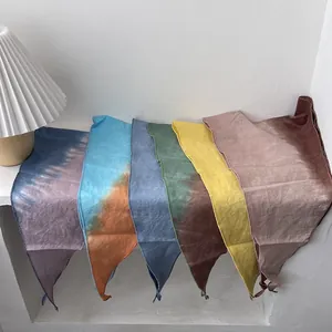 Βαμβακερά μαντήλια με έθνικ tie-dye στυλ σε έξι ντεγκραντέ χρώματα σε λευκό φόντο τοίχου
