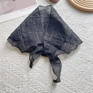 Foulard Triangulaire Vintage pour Femmes Aspect Lin à Carreaux Bord Ondulé Élégant Écharpe Légère Bandeau Accessoire Style Français