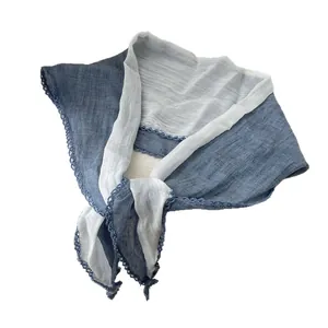 Écharpe bicolore bleu et blanc en coton et lin avec bordure délicate en dentelle crochetée