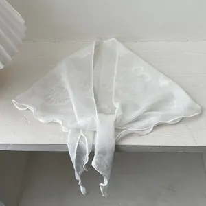 Detailansicht der weißen, halbtransparenten Spitzenschal mit zarten Blumenwellenkanten