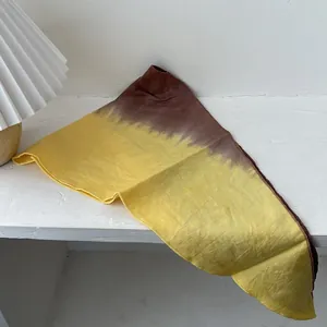 Βαμβακερό μαντήλι tie-dye με καφέ και κίτρινο ντεγκραντέ σε λευκό ξύλινο τραπέζι
