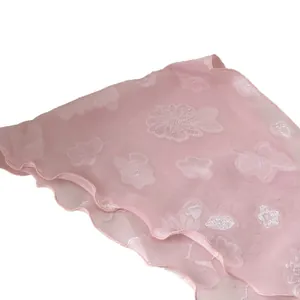 Rosafarbener transparenter Dreiecksschal mit Blumenjacquard und Wellensaumkante