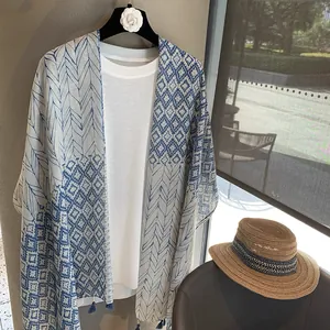 Châle kimono à imprimé géométrique bleu et blanc avec bordure à glands décoratifs