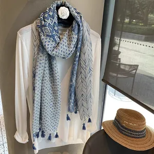 Écharpe légère en coton pour femmes avec motif de plumes bleues et blanches et glands
