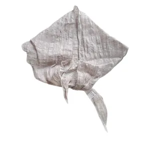 Élégant foulard triangle en lin beige clair avec motif à carreaux et texture coton