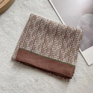 Elegante foulard quadrato con motivo pied-de-poule marrone e bianco e sottile riga verde